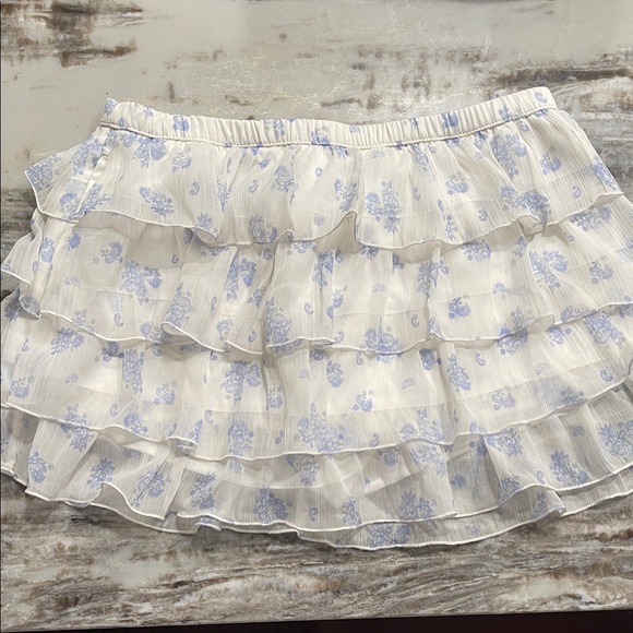 Hollister White and Blue Floral Tiered Skirt - Picture 2 of 3